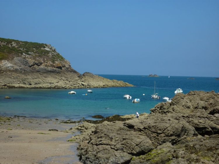 Blick auf Bucht in der Bretagne