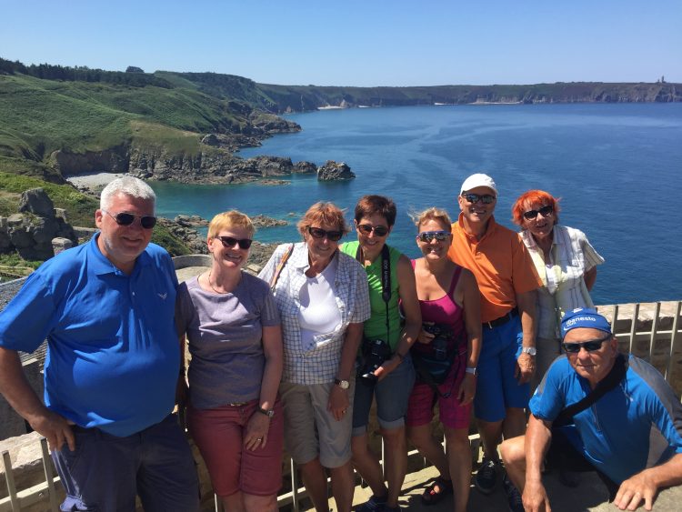 Gruppe Reisender am Meer in der Bretagne